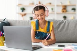 Moeten we zelf lesmateriaal aanschaffen voor online Nederlandse les?